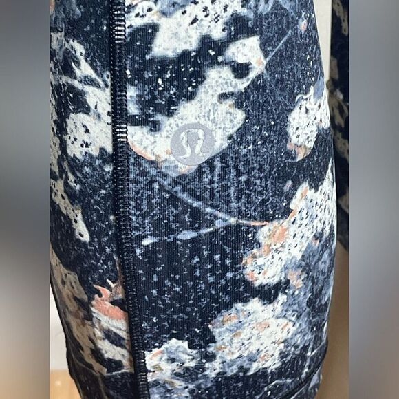 Lululemon Wunder under high altitude spring bloom 21” short leggings, size 4 - Picture 7 of 14